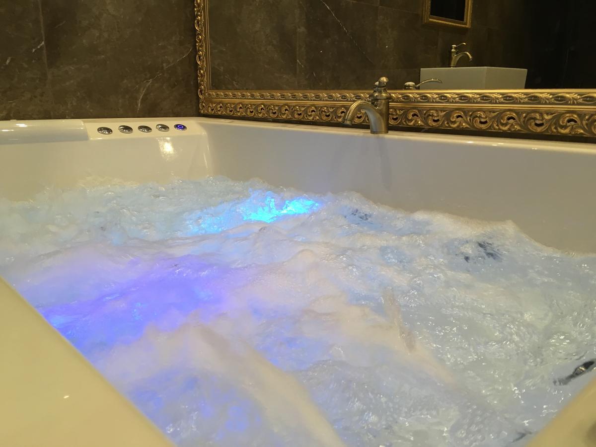 Business Jacuzzi Апартамент